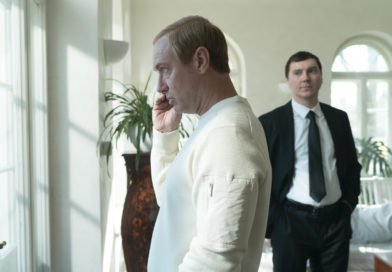 Olivier Assayas forma trio criativo com Carrère e Da Empoli para narrar história de “O Mago do Kremlin”