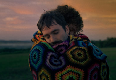 Romance LGBTQ+ “Apenas Coisas Boas” chega aos cinemas