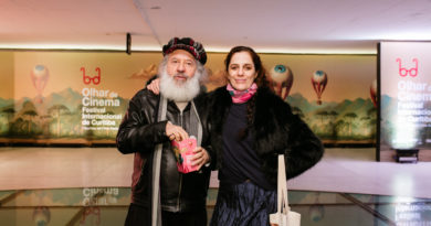 “A Íntima Utopia” une Mariana Lacerda ao grupo Ueinzz e ao filósofo Peter Pál Pelbart em ação teatral que mobiliza portadores de sofrimento psíquico “A Íntima Utopia” une Mariana Lacerda ao grupo Ueinzz e ao filósofo Peter Pál Pelbart em ação teatral que mobiliza portadores de sofrimento psíquico