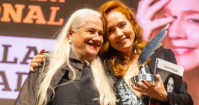 Camila Morgado recebe homenagem do Festival de Vitória em intervalo das filmagens de drama sobre exploração infantil na fronteira Oiapoque-Caiena