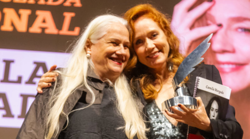 Camila Morgado recebe homenagem do Festival de Vitória em intervalo das filmagens de drama sobre exploração infantil na fronteira Oiapoque-Caiena