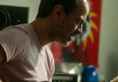 “Nem Tudo é Paz e Amor” mostra filhos da geração hippie sonhando com sofá branco e rotina
